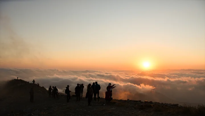 Uludaz zirvesinde bulutların üzerinde doğa gezisi